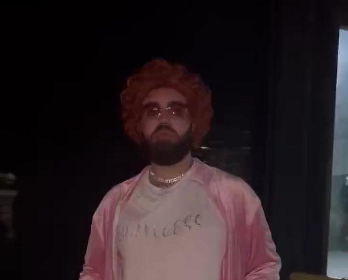 Fake Drake Dresses as Ice Spice for Halloween